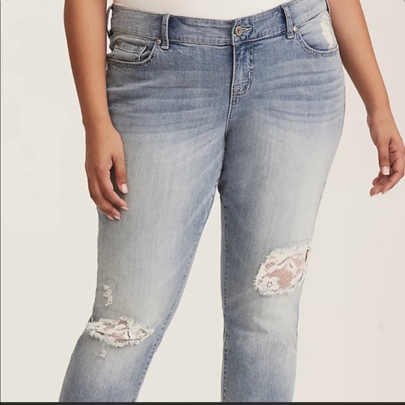 torrid Denim - LACE INSET BOYFRIEND JEAN - DISTRESSED LIGHT WASH